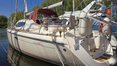 zeiljacht aangemeerd in jachthaven