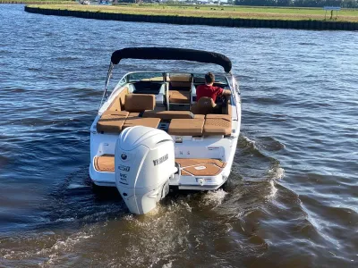 achteraanzicht van motorboot op open water