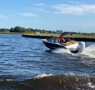 snelboot op water met kade en lucht