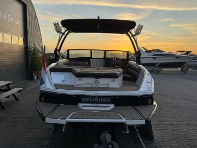 Achteraanzicht van motorboot bij zonsondergang