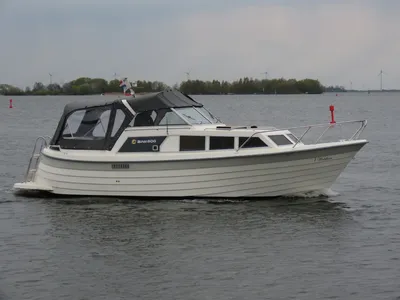 motorboot op het water met kap