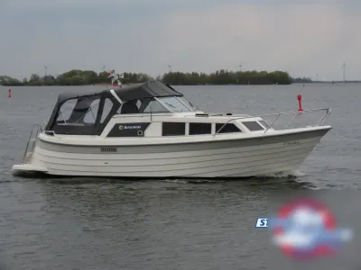 motorboot op het water met kap