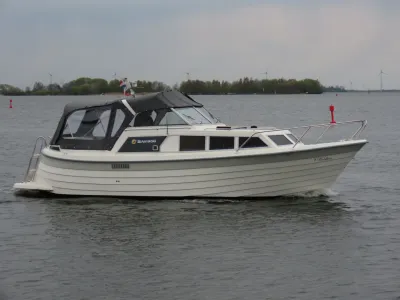 wit motorjacht op rustig water