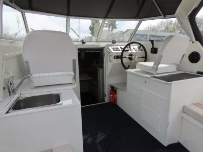Interieur van een boot met stuur en zitplaatsen
