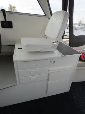 stoel en opbergkast in kajuit