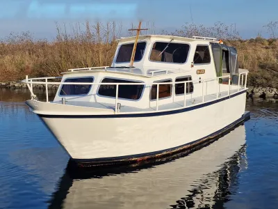 witte stalen kruiser afgemeerd op water