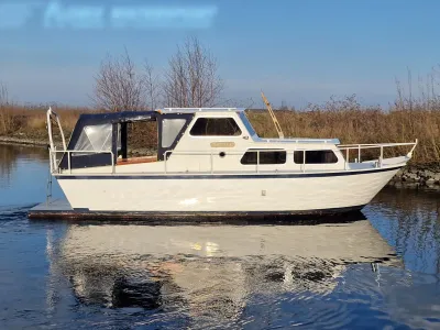 witte motorboot in rustig water