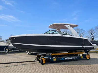 Bowrider op transportwagen op opslagterrein