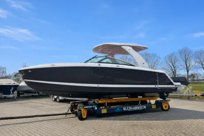 Bowrider op transportwagen op opslagterrein