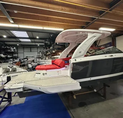 boot in binnenopstelling met zwemplatform