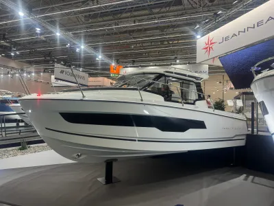 motorboot in tentoonstellingshal