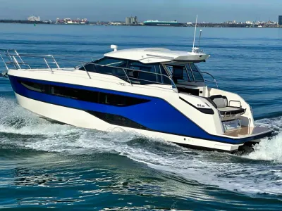 motorjacht met hardtop op zee