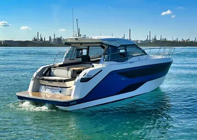 motorjacht met hardtop op rustig water