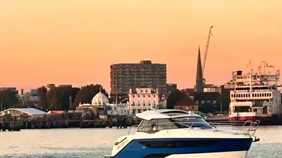 motorjacht op water met stadsachtergrond