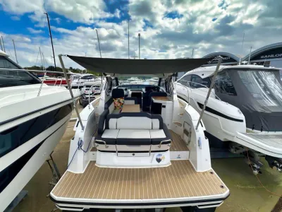 Achteraanzicht motorjacht in jachthaven