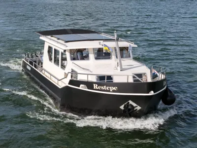 witte motorboot met zwarte romp op open water