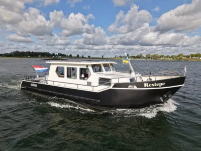motorjacht op het water vanuit zijaanzicht