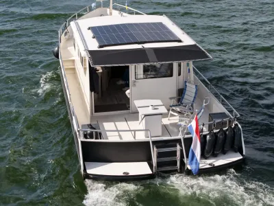 achterzijde van een motorjacht op open water