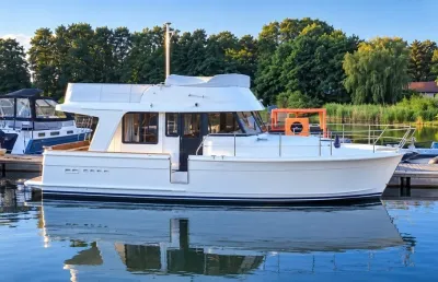 wit motorjacht aangemeerd in haven