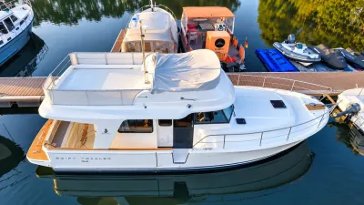 wit motorjacht aangemeerd in haven