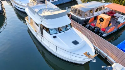 wit motorjacht afgemeerd in jachthaven