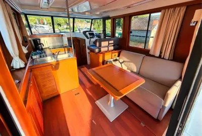 interieur motorjacht met zithoek en kombuis