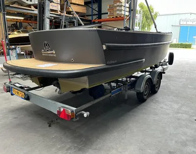 boot op trailer in loods