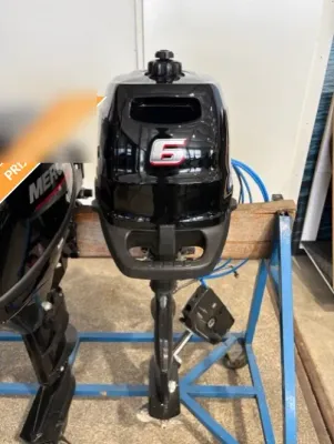 buitenboordmotor op standaard in magazijn