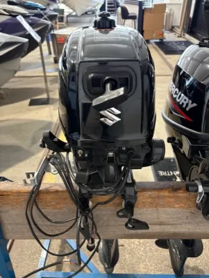 buitenboordmotor in showroom