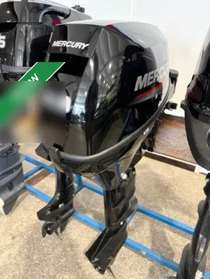 buitenboordmotor in opslagruimte