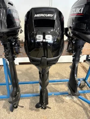 buitenboordmotor op stelling in opslagruimte