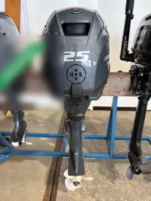 buitenboordmotor op standaard