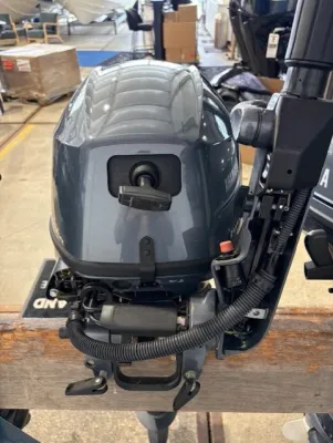 buitenboordmotor op werkbank in magazijn