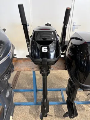 buitenboordmotor in opslagruimte