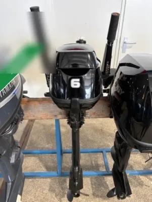 buitenboordmotor in opslagruimte