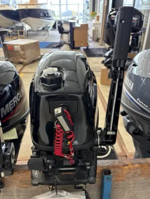 buitenboordmotor in showroom