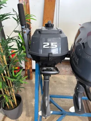 kleine buitenboordmotor op standaard