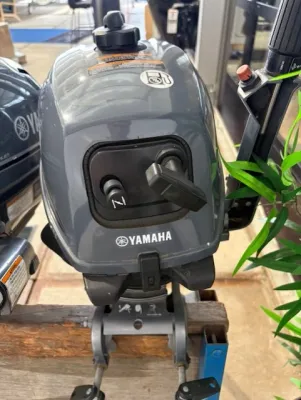 buitenboordmotor voorkant in winkel