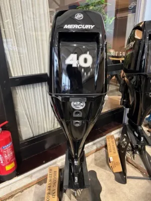 buitenboordmotor staand in winkel