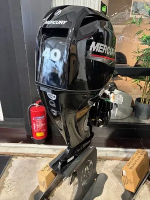 zwarte buitenboordmotor op standaard