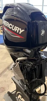 buitenboordmotor in showroom