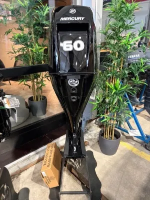 buitenboordmotor in binnenruimte