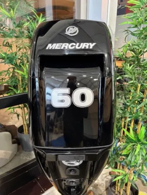 vooraanzicht van zwarte buitenboordmotor