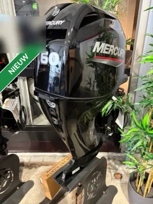 buitenboordmotor in showroom