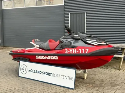 rode waterscooter op trailer voor gebouw