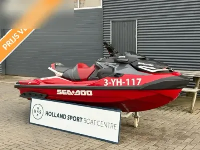 rode waterscooter op trailer voor gebouw
