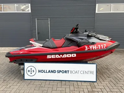 rode waterscooter op standaard voor loods