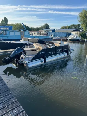pontonboot aangemeerd in jachthaven