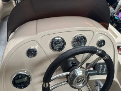 stuurconsole en instrumentenpaneel van boot