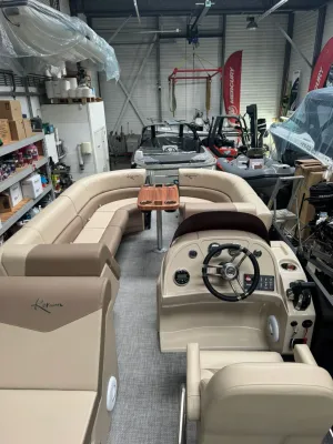 interieur van pontonboot in showroom